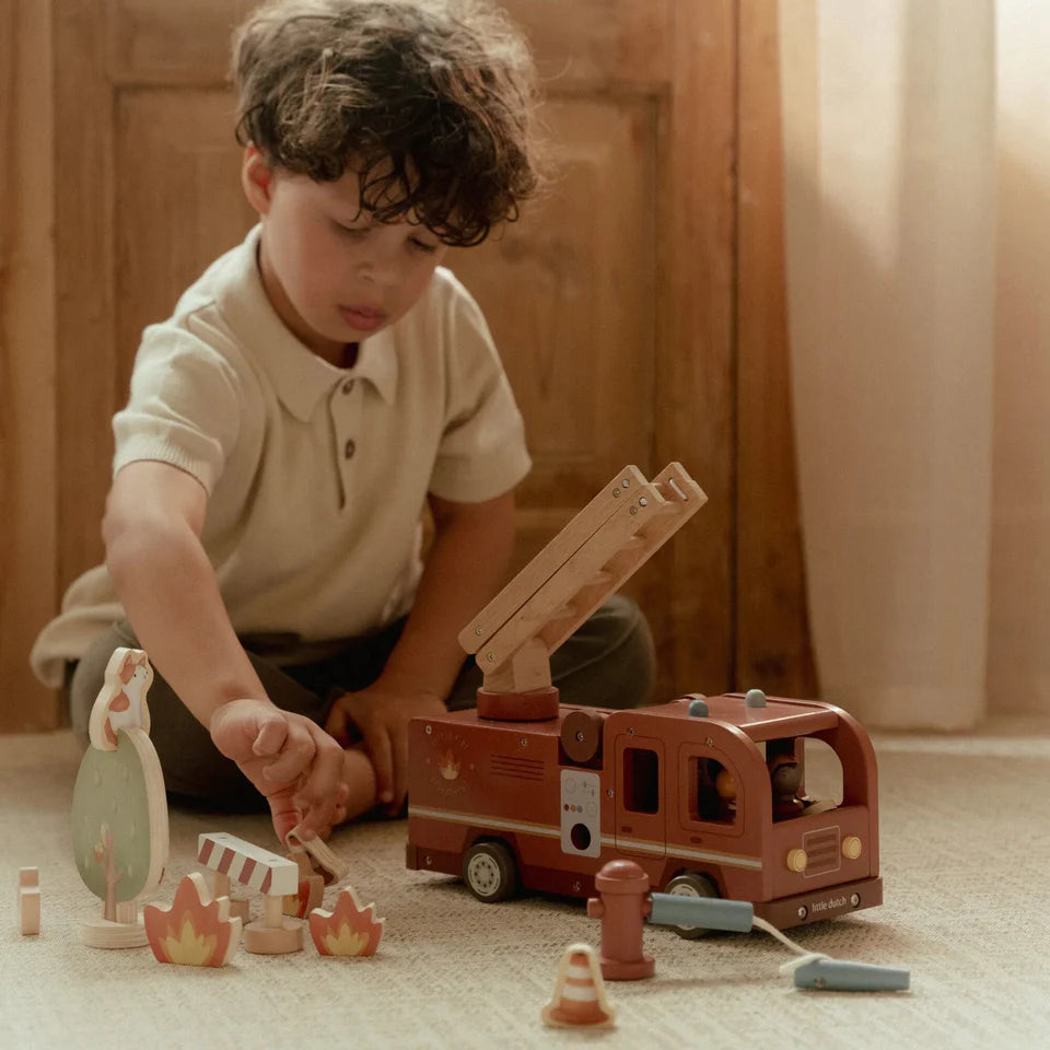 Kamion zjarrfikës prej druri