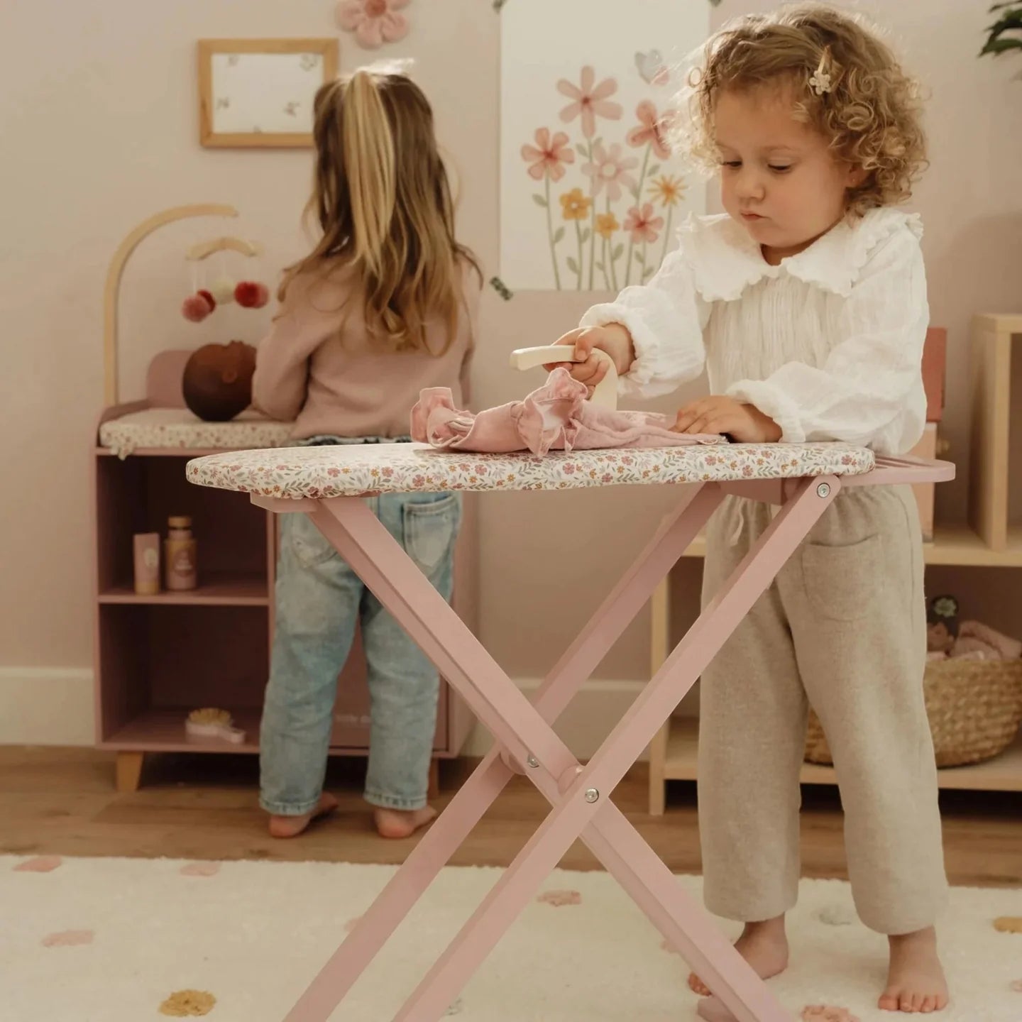 Tavolinë hekurosjeje prej druri