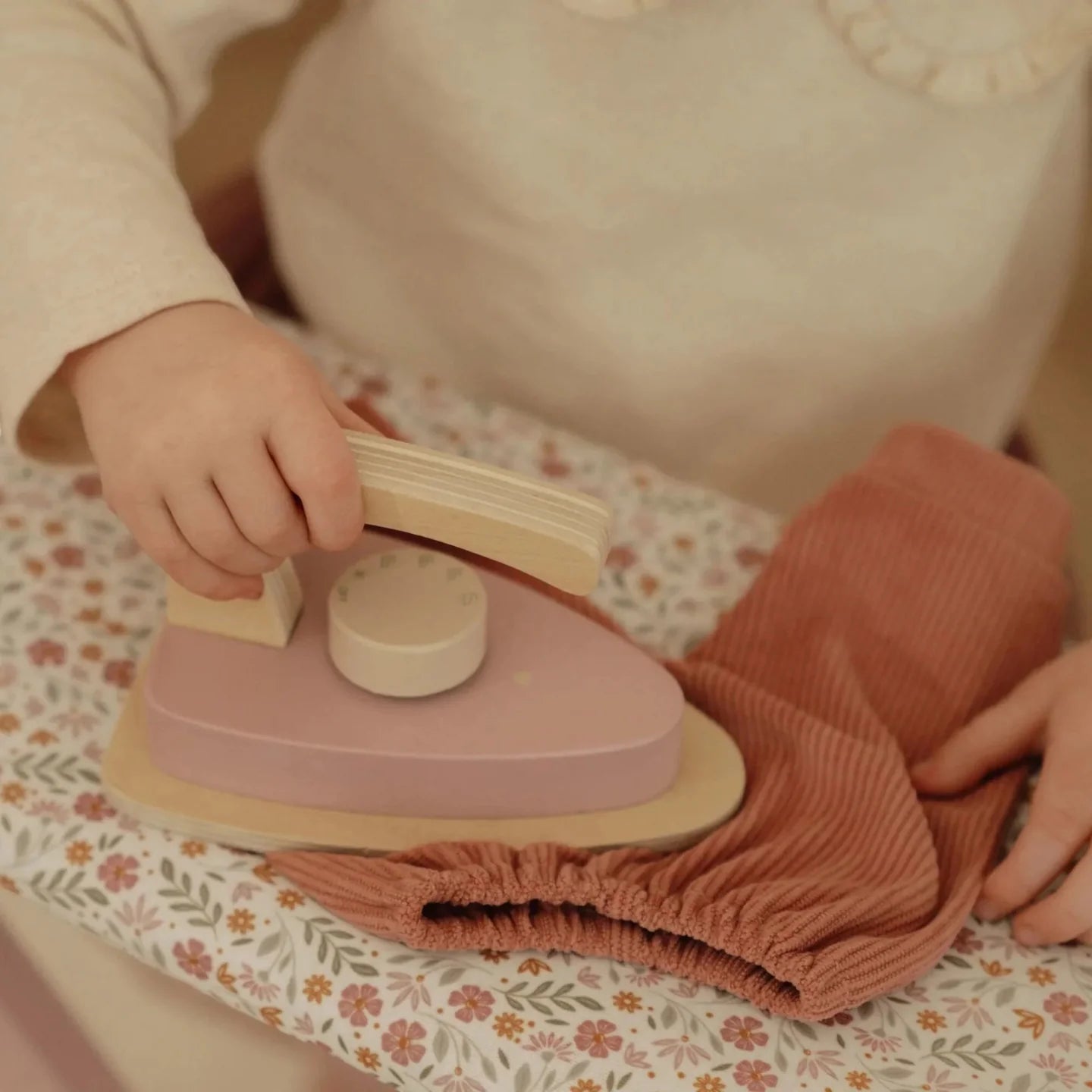 Tavolinë hekurosjeje prej druri