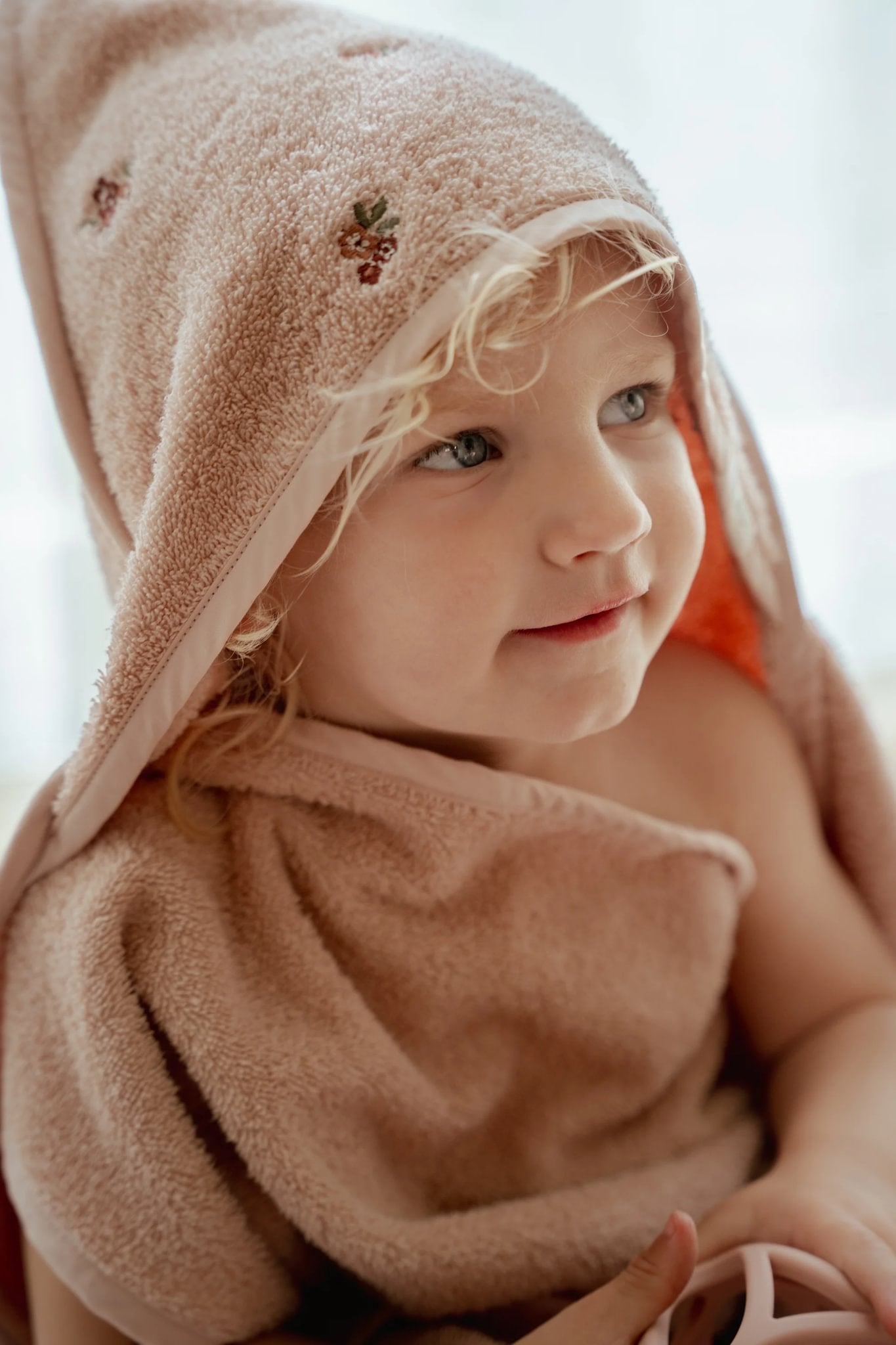 Peshqir me kapuç i qëndisur 100x100 - Blossom