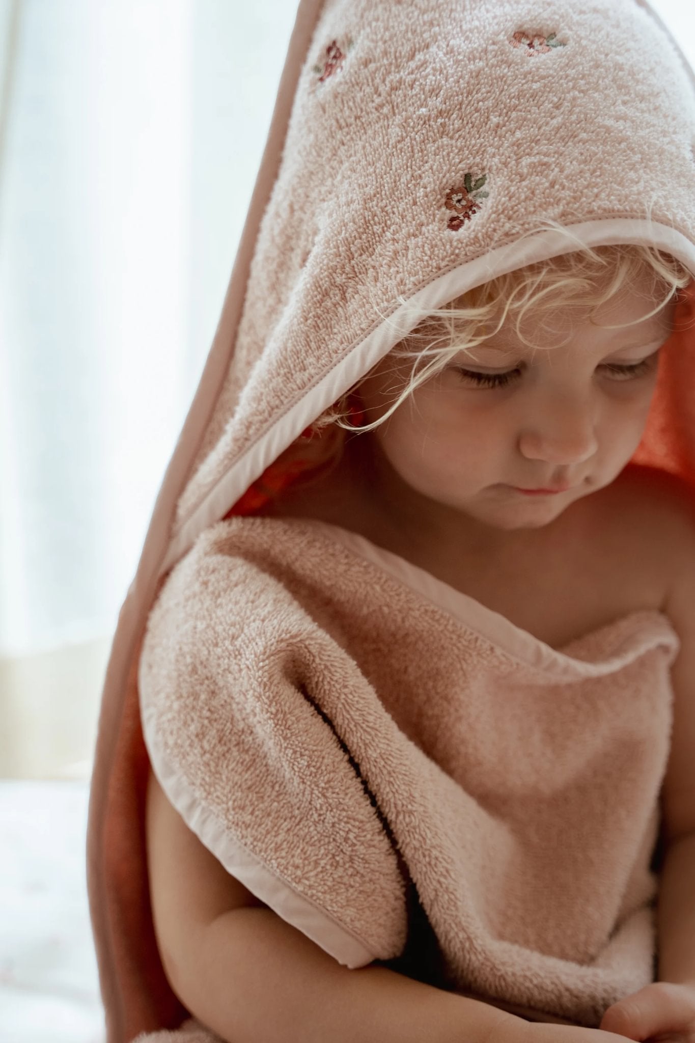 Peshqir me kapuç i qëndisur 100x100 - Blossom