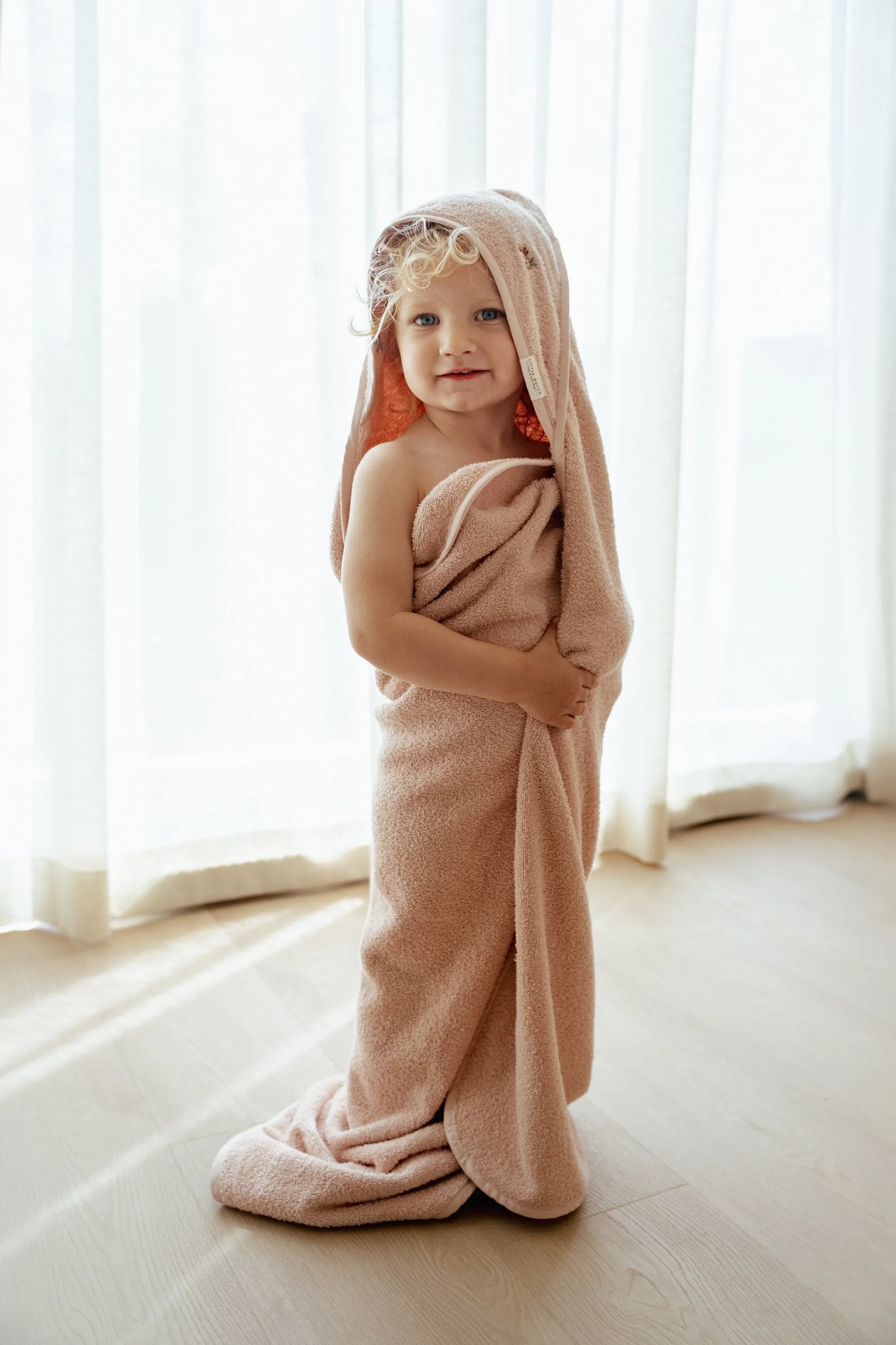 Peshqir me kapuç i qëndisur 100x100 - Blossom